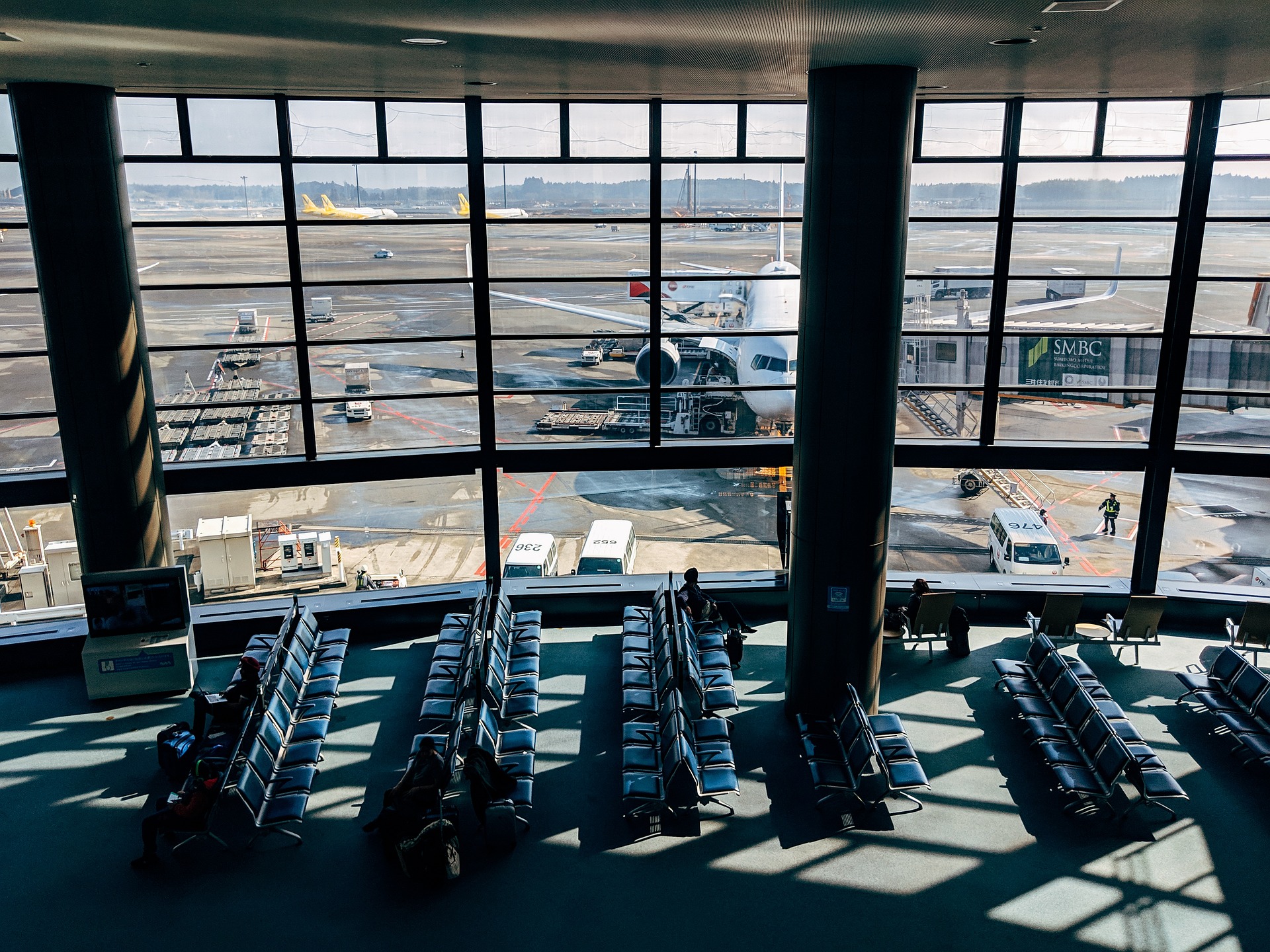 airport-5387490_1920